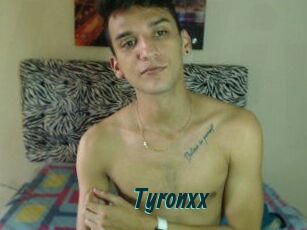 Tyronxx Lucy Live